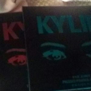 Kylie kyshadow blue honey palette and Burgundy pal